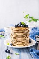 leckere Pfannkuchen mit frischen Heidelbeeren foto