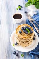 leckere Pfannkuchen mit frischen Heidelbeeren foto