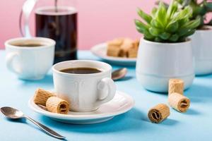 zwei Tassen Kaffee mit Waffelröllchen foto