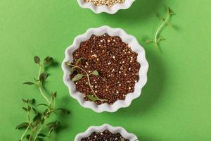 Quinoa in weißen Schalen foto