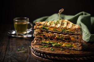 Gesunde Avocado-Toasts zum Mittagessen foto