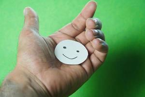 sein positiver Smiley in der Hand foto