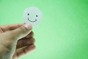 sein positiver Smiley in der Hand foto