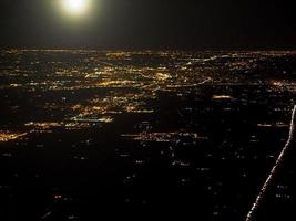 Luftaufnahme der Stadt bei Nacht foto