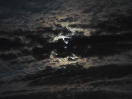 Vollmond hinter Wolken foto