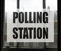 Wahllokal für Parlamentswahlen foto