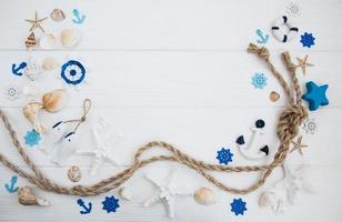 Muscheln und Meeresdekorationen mit Seil foto