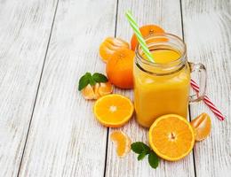 Glas mit Orangensaft foto