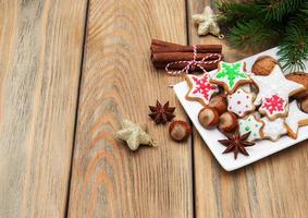 Weihnachtsplätzchen und Nüsse auf einem Teller foto