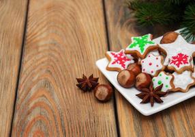 Weihnachtsplätzchen und Nüsse auf einem Teller foto