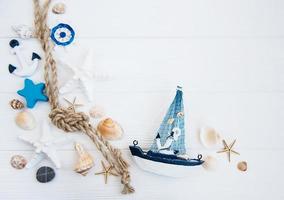 Muscheln und Meeresdekorationen mit Seil foto
