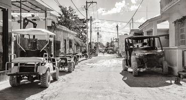 holbox mexiko 22. dezember 2021 golfwagen buggy autos karren schlammige straße dorf holbox mexiko. foto