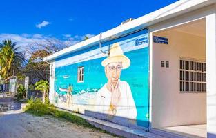 holbox mexiko 22. dezember 2021 buntes holbox inseldorf mit geschäften schlamm und menschen mexiko. foto