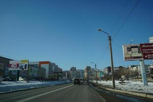 nachodka, russland-10. januar 2020 -stadtlandschaft mit blick auf die straße, gebäude und menschen. foto