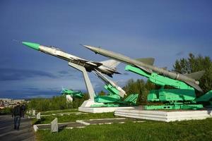 murmansk, russland 5. juni 2015 - museum für militärische ausrüstung mit waffen gegen den himmel und die bäume. foto