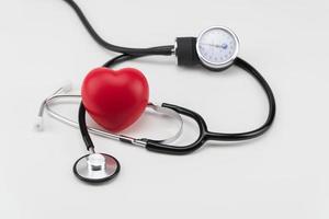 Stethoskop und Spielzeugherz. Konzept Gesundheitswesen. Kardiologie - Pflege des Herzens foto