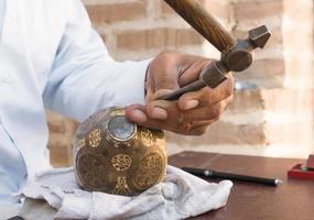 Handwerker-Gravurmuster auf dem Krug. Meister Zentralasiens. manuelle Kupferprägung foto
