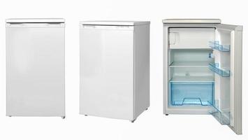 kleine Kühlschränke, offen und geschlossen auf weißem Hintergrund foto