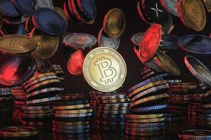 kryptowährungsmünzen, die in der schwarzen szene von oben fallen, mockup-digitalwährungsmünze für finanzielle, token-austauschförderung, werbezwecke foto