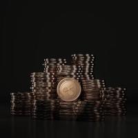 Riesige Stapel-Bronze-Ripple-Münzen in der schwarzen Szene, Mockup-Münze für digitale Währungen für Finanz-, Token-Austauschförderung, Werbezwecke foto