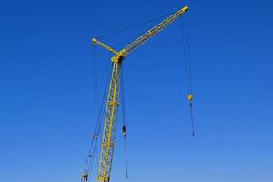 Turmdrehkran auf der Baustelle foto