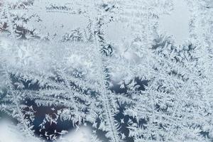 Eismuster auf gefrorenem Glas. abstraktes Eismuster auf Winterglas als Hintergrundbild foto