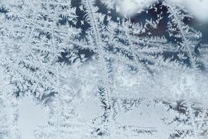 Eismuster auf gefrorenem Glas. abstraktes Eismuster auf Winterglas als Hintergrundbild foto