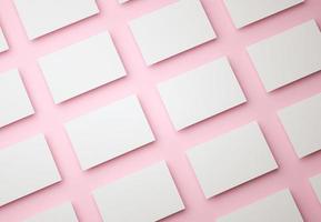 3D-Darstellung. leere weiße Visitenkarten-Designvorlage auf isoliertem rosa Hintergrund. Visitenkarten für den geschäftlichen und persönlichen Gebrauch. foto