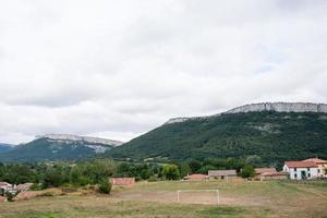 Fußballfeld ohne Kinder in einem kleinen Dorf in der Nähe der Berge. merindades, burgos, spanien. leeres spanien. foto