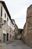 schöne traditionelle leere straße mit steinmauern. merindades, burgos, spanien foto