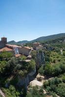 luftaufnahme von puentedey an einem sonnigen tag, einem schönen dorf in burgos, merindades, spanien foto