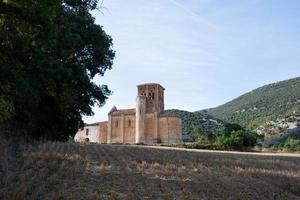 schöne alte Kirche in der spanischen Landschaft. merindades, burgos, spanien. foto