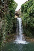 Wasserfall unter einer alten Steinbrücke bei Tobera, in der Nähe von Frias, Merindades, Burgos, Spanien. Freizeit- und Badeort, keine Menschen. foto