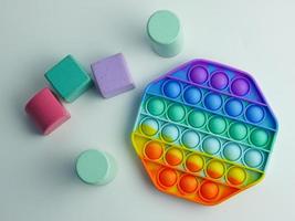 Hexagon-Pop-It-Fidget-Spielzeug und bunte Würfelblöcke foto