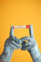 Hand halten Omicron Variante Corona Virus Blutteströhrchen foto