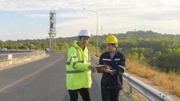 Ingenieure tragen einen Schutzhelm auf dem Kopf und verwenden Tablet-Analyse-Engineering-Daten. foto
