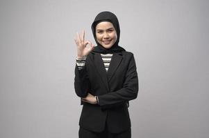 schöne Geschäftsfrau mit Hijab-Porträt auf weißem Hintergrund foto