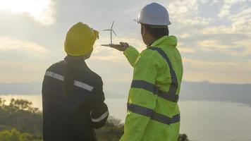 Ingenieure tragen einen Schutzhelm auf dem Kopf und verwenden Tablet-Analyse-Engineering-Daten. foto