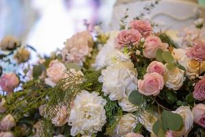 weiße Hochzeitsblumen und Hochzeitsdekorationen foto