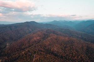 Berglandschaft und Bäume am Herbstmorgen foto