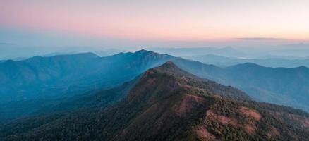 früh morgens berg von oben vor sonnenaufgang foto