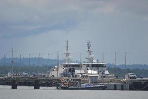 Militärboote patrouillieren, die am Marinedock festmachen foto