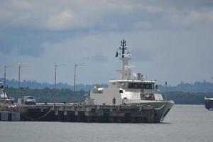 Militärboote patrouillieren, die am Marinedock festmachen foto