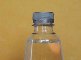 Flasche Wasser mit Textfreiraum foto