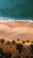 Drohnenblick auf einen Strand im Abendlicht foto