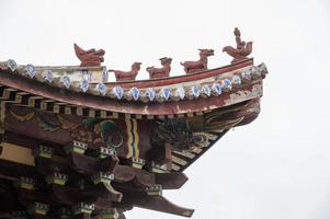 die Dächer und Traufen traditioneller chinesischer Tempel foto