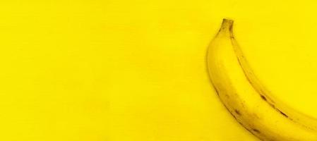 Reife Banane isoliert auf gelbem Hintergrund hautnah mit einer Leerstelle für Ihren Text foto