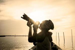 Lifestyle-Porträt einer Frau mit Kamera Reisefoto des Fotografen foto