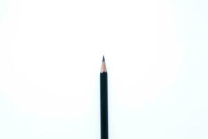 Flachaufnahme eines schwarzen Bleistifts im weißen Hintergrund, Querformat und minimalistisch foto