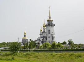 christliches Kirchenkreuz im hohen Kirchturm zum Gebet foto